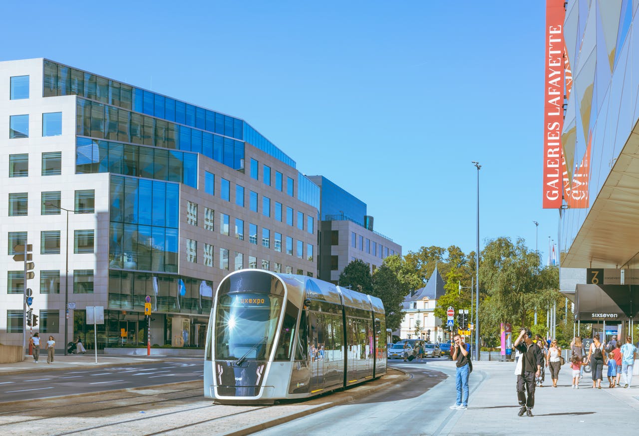 Afbeelding van een metro die langs gebouwen rijdt in een stad