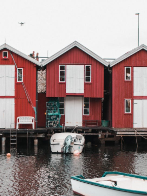 Afbeelding van Boten Verankerd Op Een Marina Bay Met Huizen