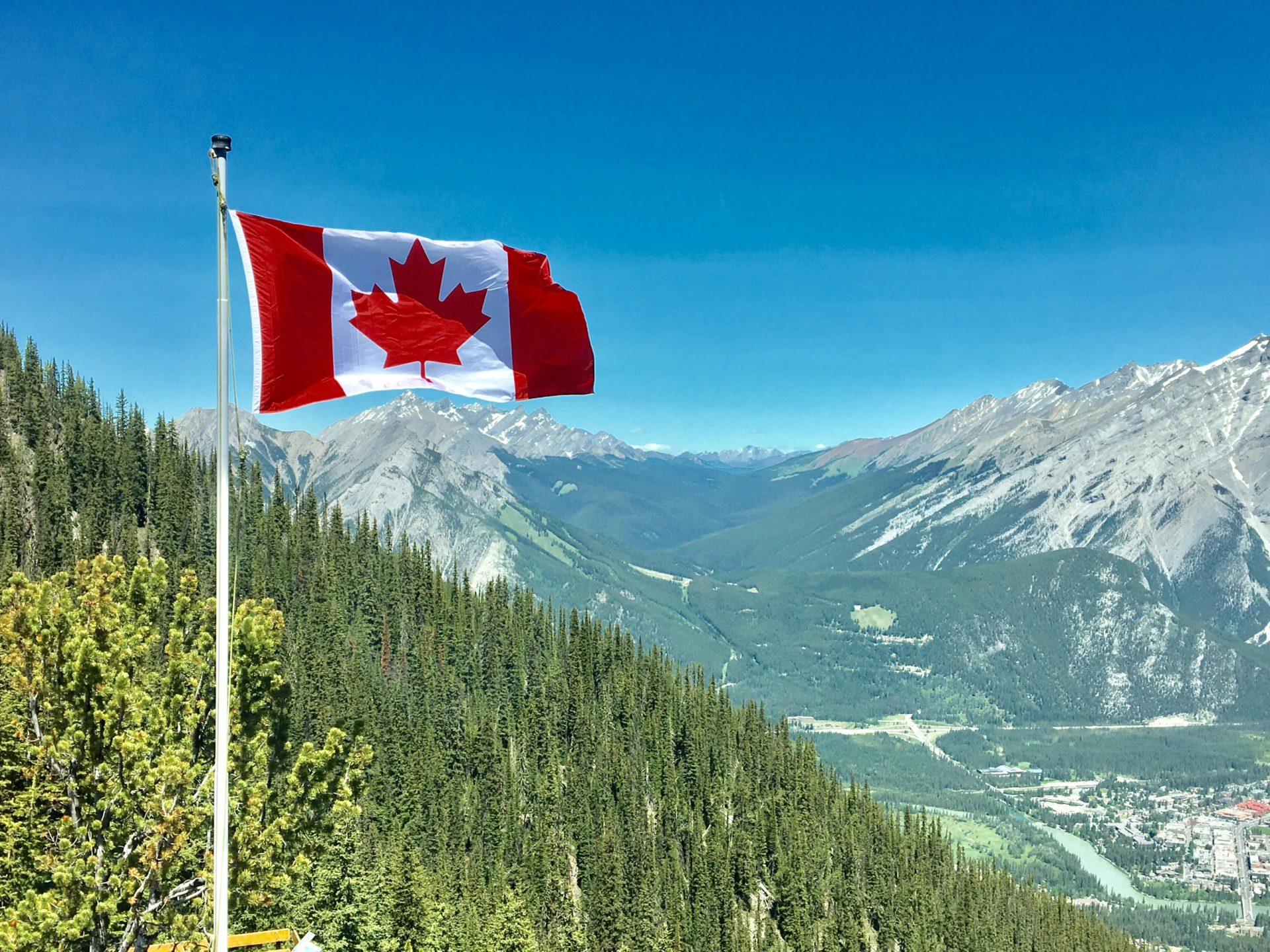 Afbeelding vlag van Canada met uitzicht op de bergen, Banff Canada