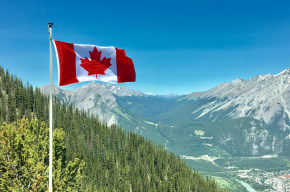 Afbeelding vlag van Canada met uitzicht op de bergen, Banff Canada