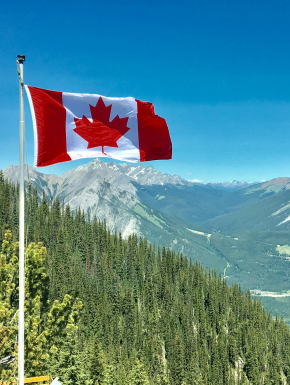 Afbeelding vlag van Canada met uitzicht op de bergen, Banff Canada
