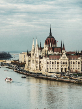Foto van de Donou in Budapest, Hongarije, met een brug en ook woningen ernaast.