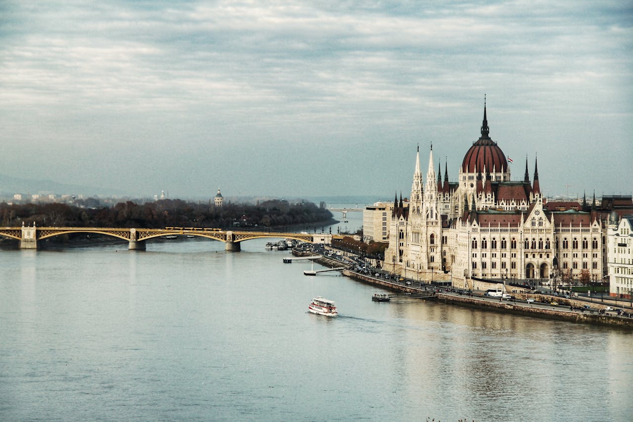 Foto van de Donou in Budapest, Hongarije, met een brug en ook woningen ernaast.