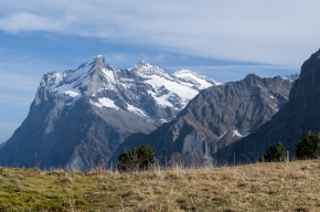 Afbeelding van hoge bergen met sneeuw op de top
