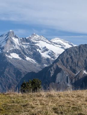 Afbeelding van hoge bergen met sneeuw op de top