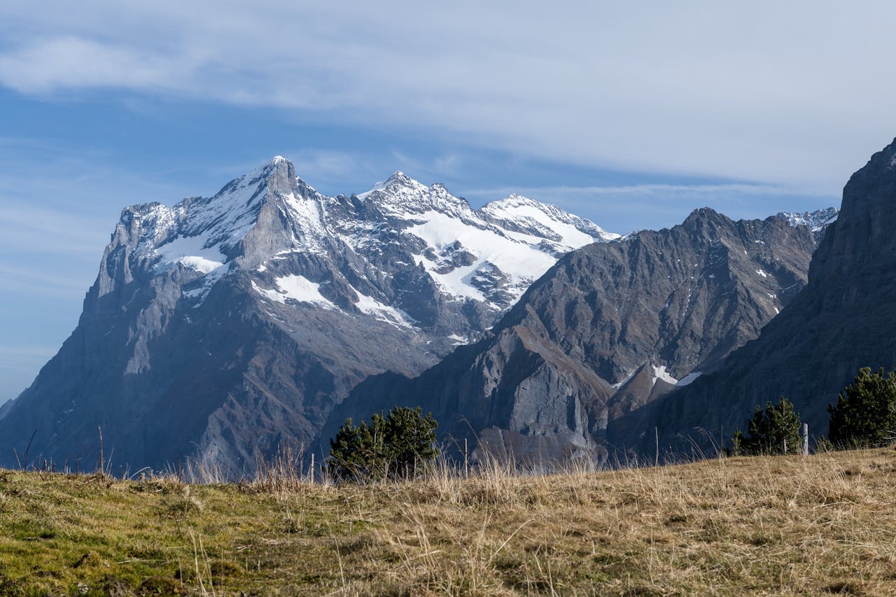 Afbeelding van hoge bergen met sneeuw op de top