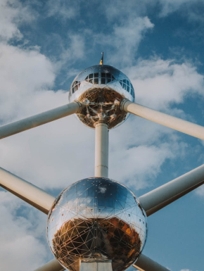 Afbeelding van het Atomium monument in het Heizelpark in Brussel, België. Met op de achtergrond een blauwe lucht.