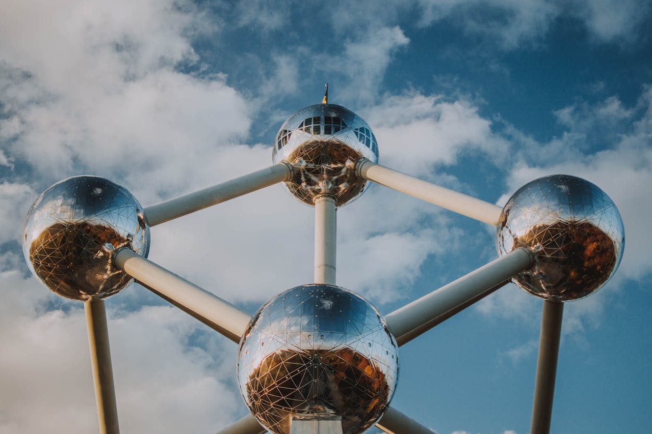 Afbeelding van het Atomium monument in het Heizelpark in Brussel, België. Met op de achtergrond een blauwe lucht.