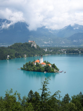 Afbeelding van een meer met in het midden een eiland met een kerk erop.