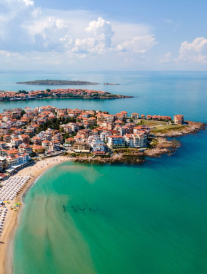 Afbeelding van de kust van Sozopol, Bulgarije met overwegend zonnig weer en een blauwe zee.