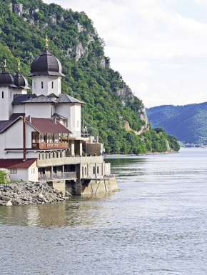 Wit En Zwart Huis Gelegen Aan De Rivier Op Berghelling Overdag servië