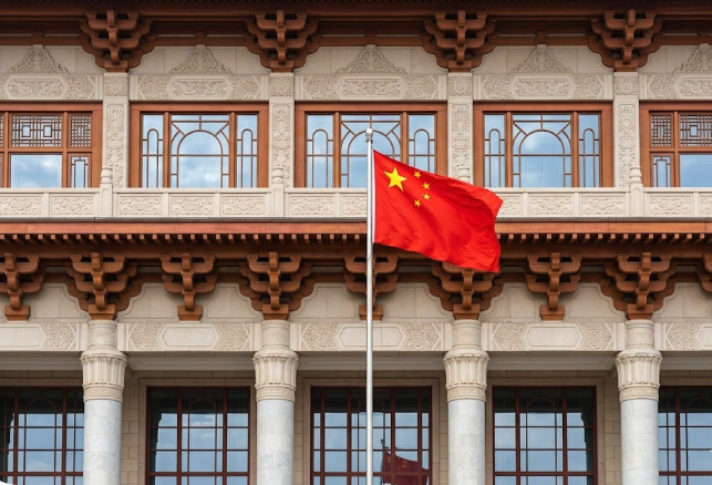 Chinese vlag voor een modern gebouw, als illustratie van verhuizen naar Azië.